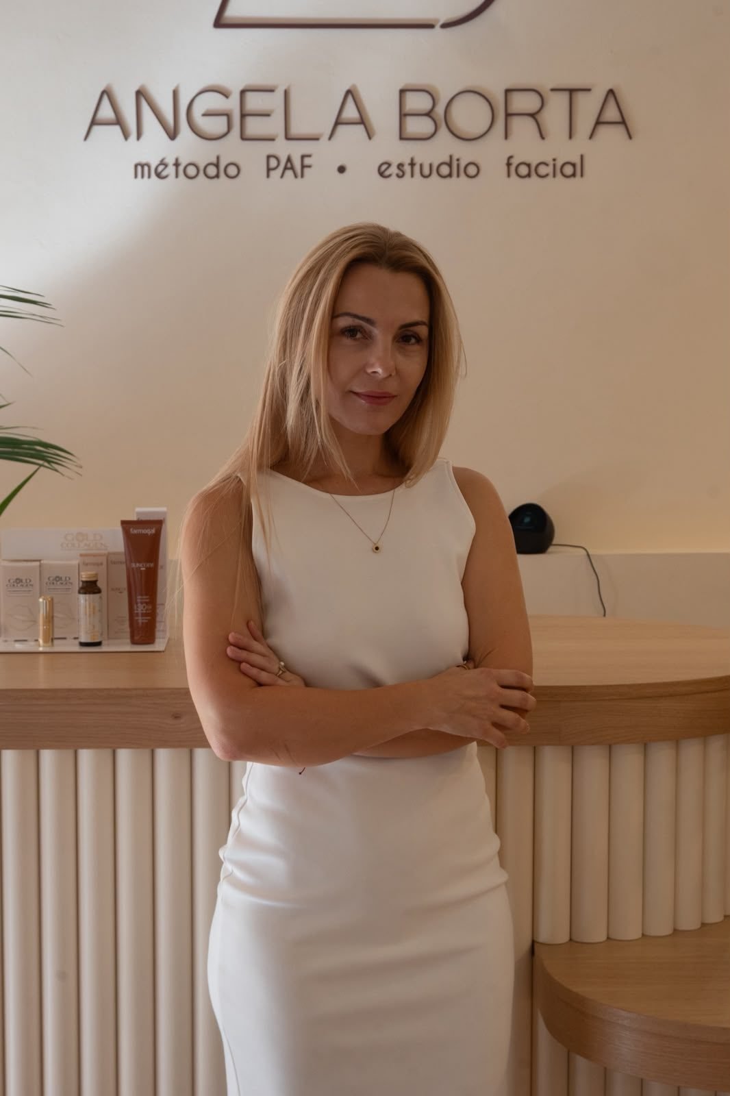 Angela Borta en la recepción de su estudio facial
